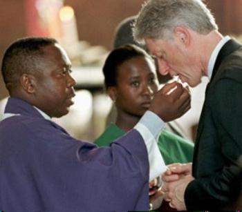 willie receives ''communion'' from Father Mohlomi Makobane, 6 april 1998
